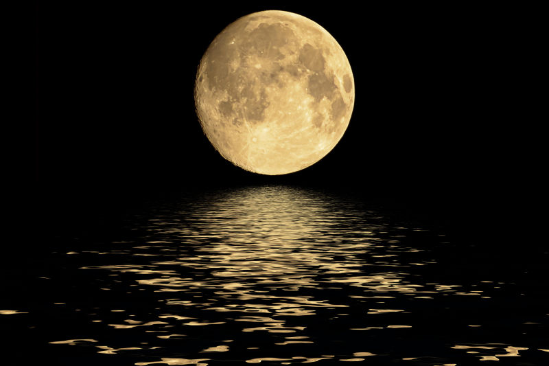 水面上的月亮