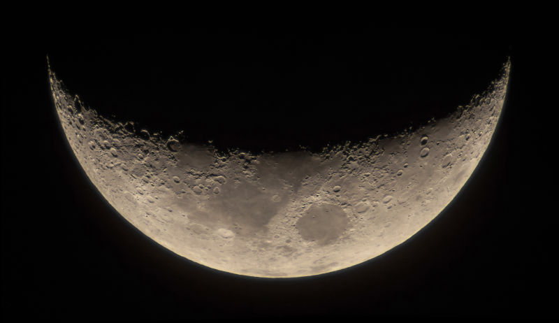天文望远镜看到的月亮