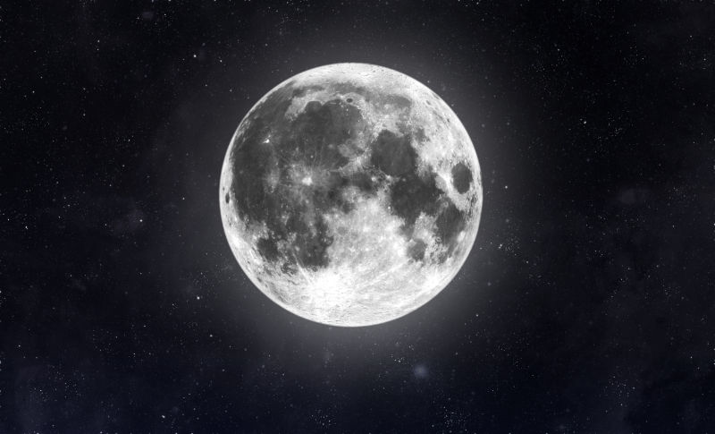 黑色背景前圆圆的月亮