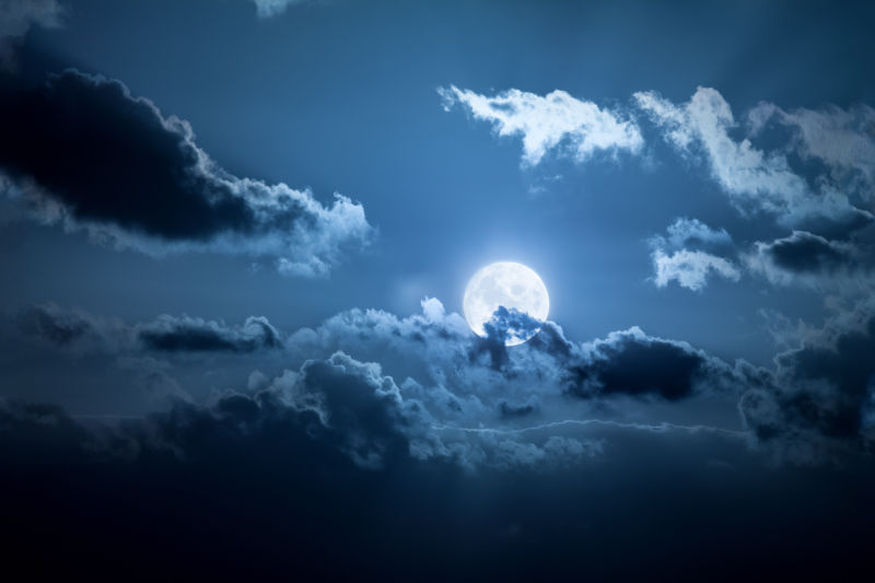 云朵遮挡了月光