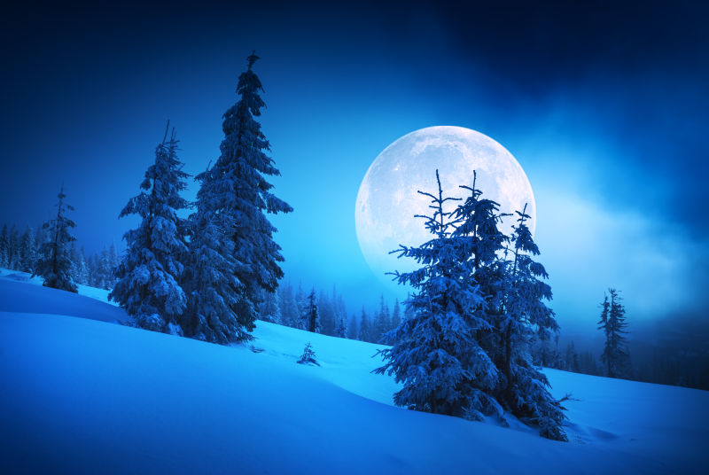月亮在寒冷的雪景中升起
