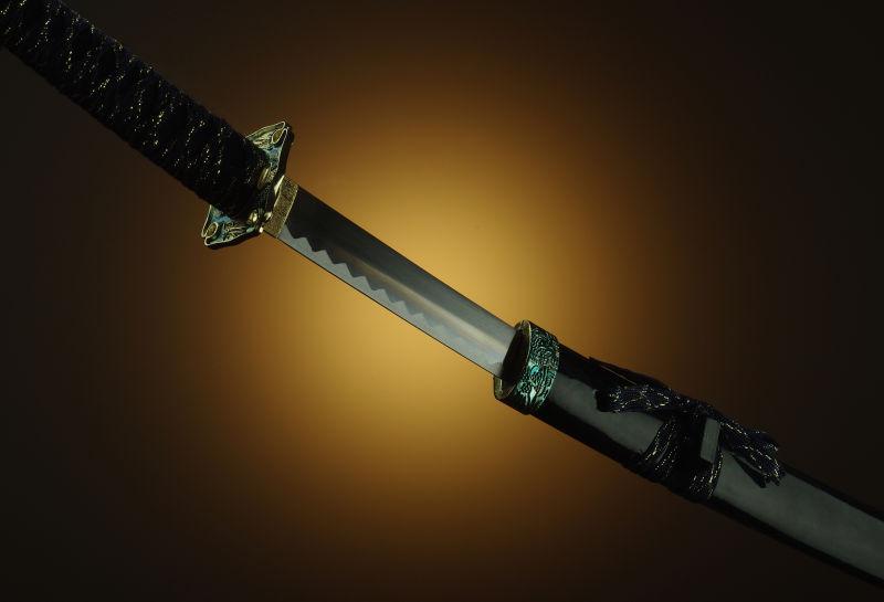 黑色聚焦发亮背景中的长剑