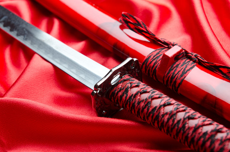 红缎背景下的日本刀