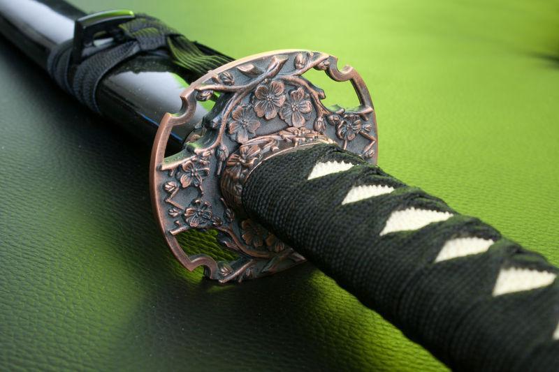 绿色背景中的刀剑