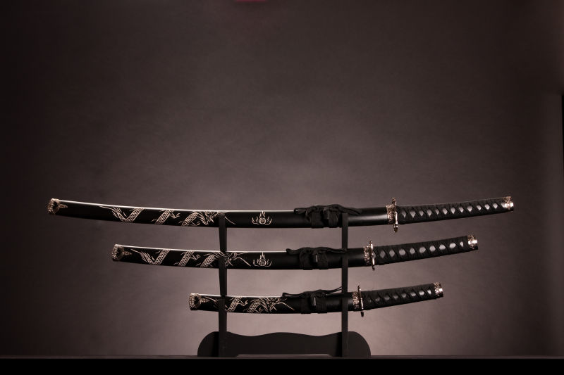 单色照明背景中三古代日本刀