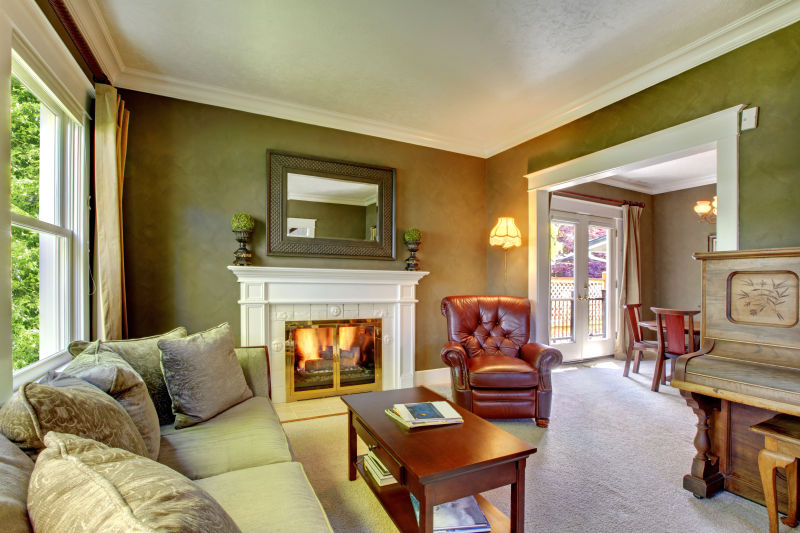 优雅经典的绿色客厅与壁炉室内设计