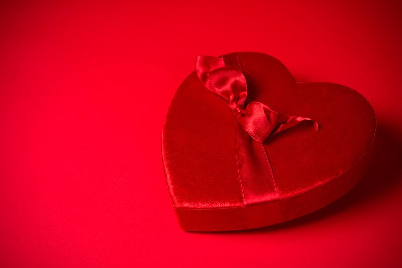 红色背景下的情人糖果盒