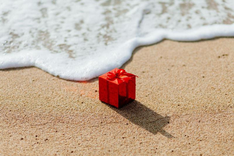 热带海滩边的红色礼物盒