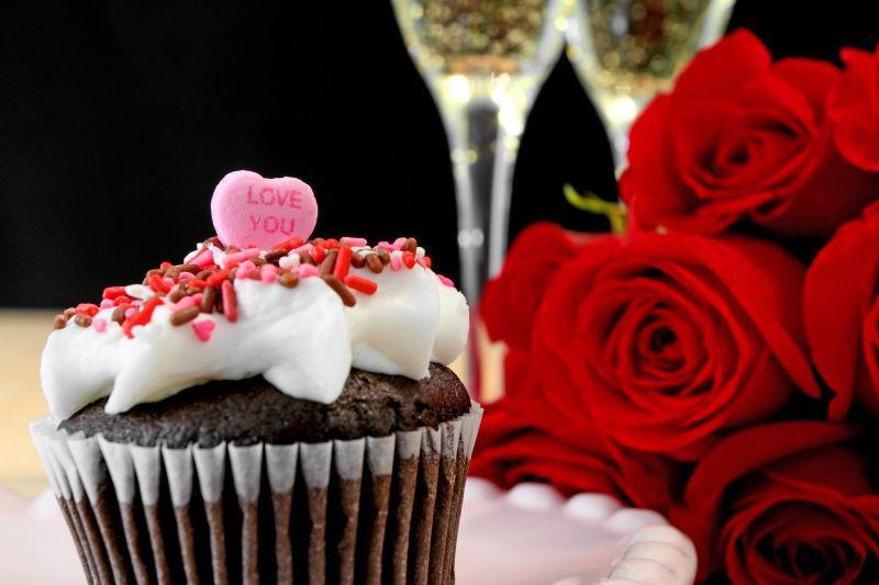 情人节蛋糕玫瑰花和香槟