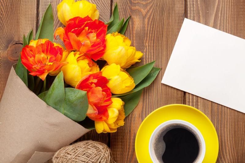 桌子上的郁金香花束和咖啡