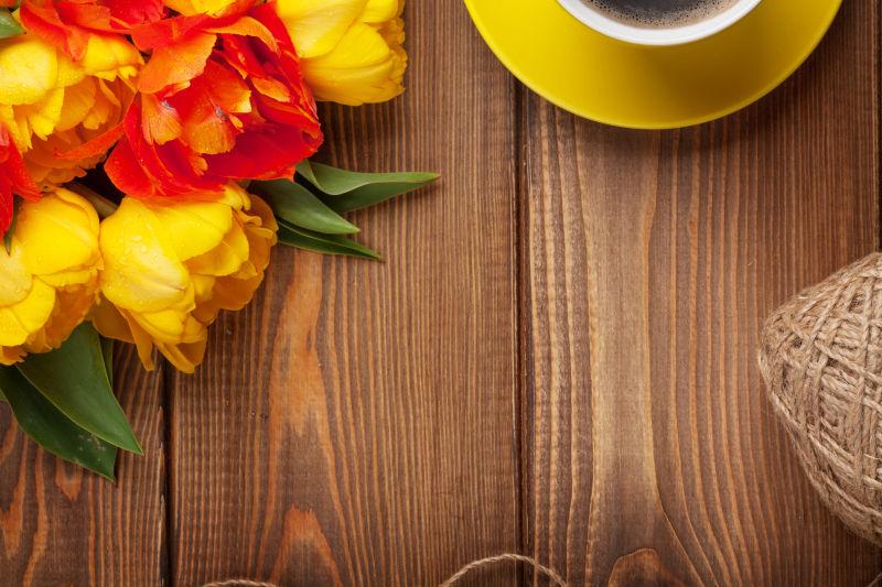 木桌上的咖啡和郁金香花束