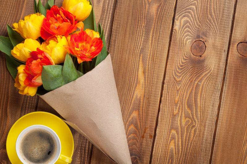 郁金香花束和咖啡