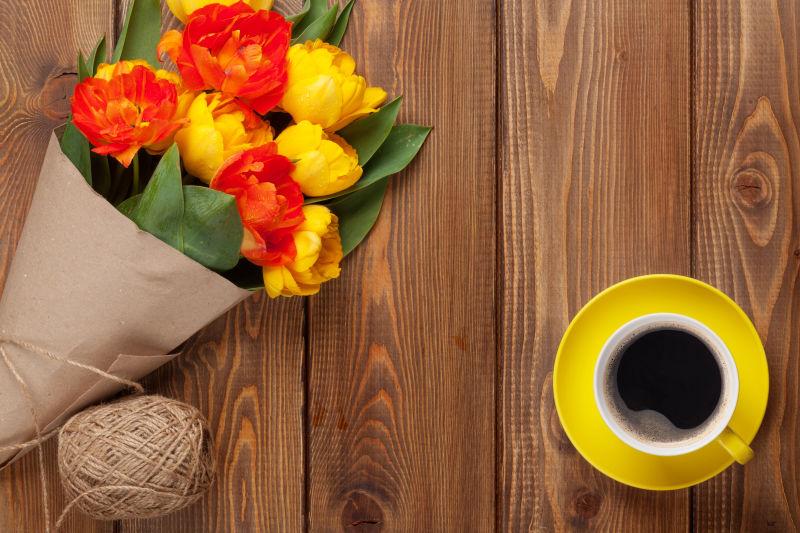木桌子上的咖啡和郁金香花束