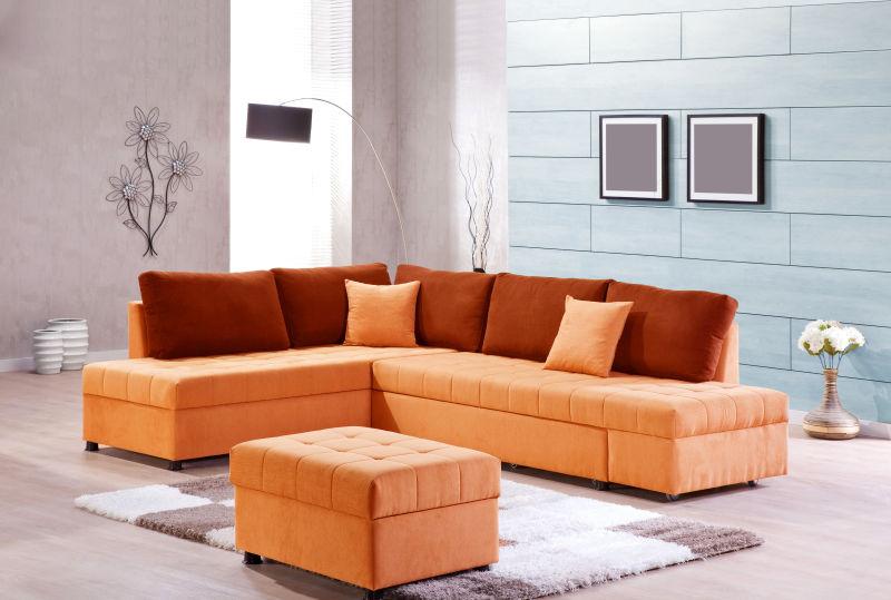 现代风格客厅里的棕色和橘黄色沙发
