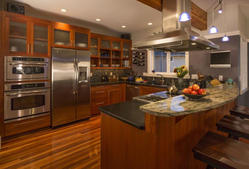 褐色木地板上的高端定制中式风格厨房