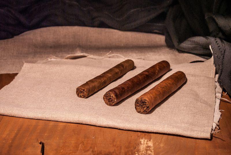 木制桌面上的白布和雪茄