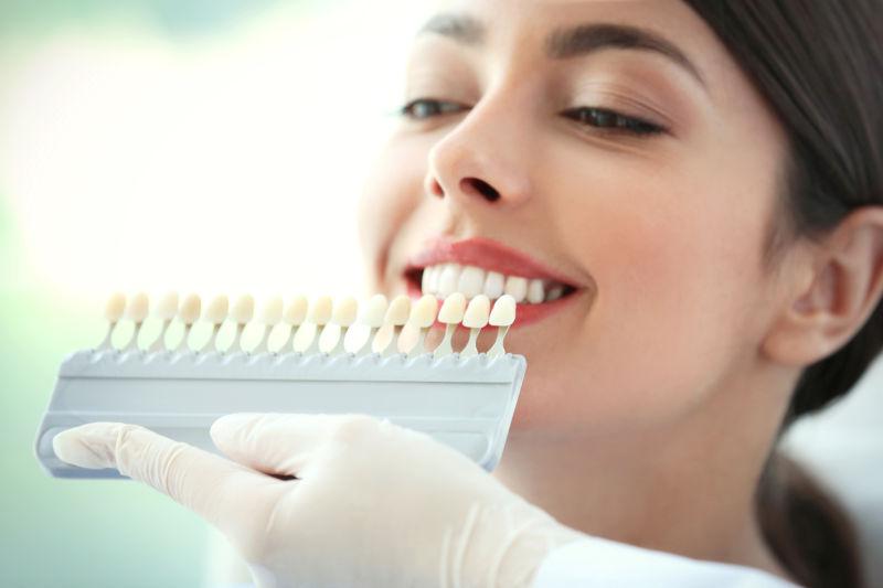 牙医帮助美女美白牙齿