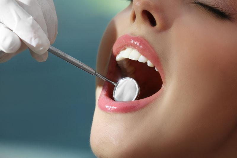 用仪器检查牙齿的牙医