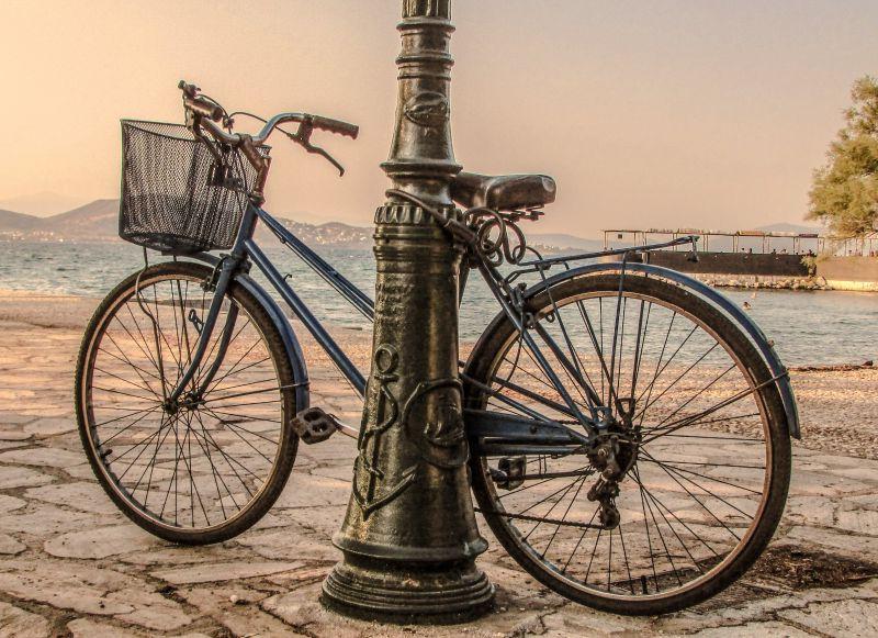 海边所在栏杆上的旧自行车