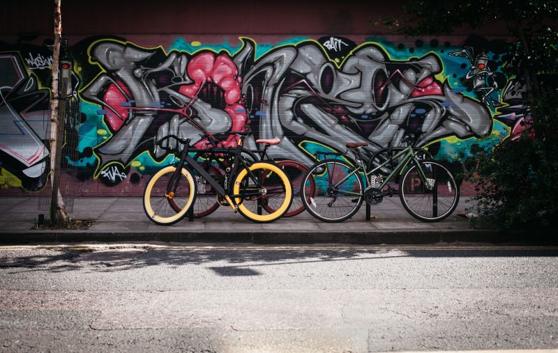绘画墙下的不同类型的自行车