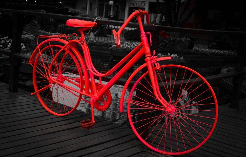 路边锁着的红色自行车