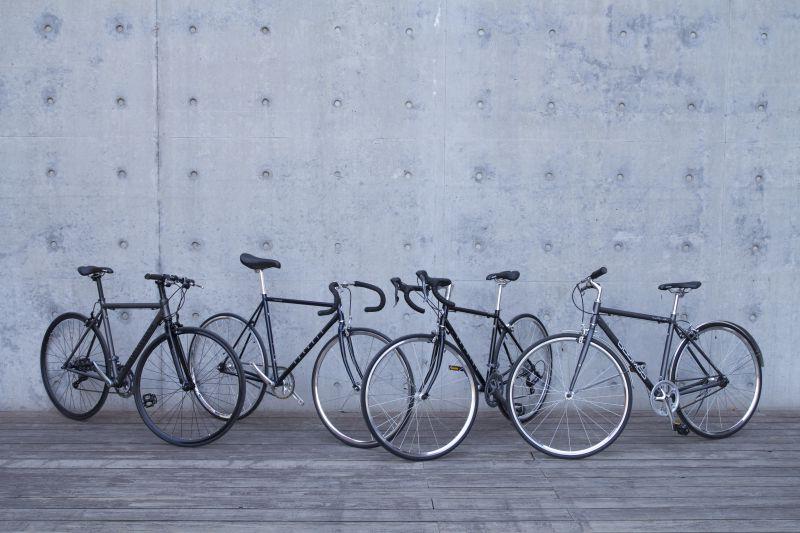 靠墙的一辆自行车