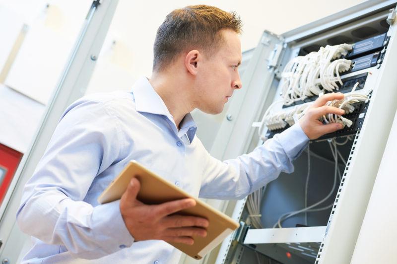 网络工程师管理员检查数据中心服务器硬件设备