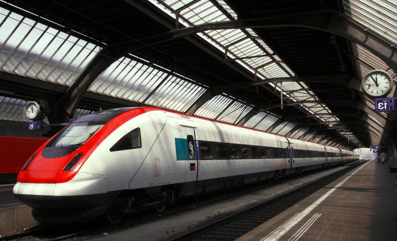 欧洲站或火车站内的现代快速通勤列车