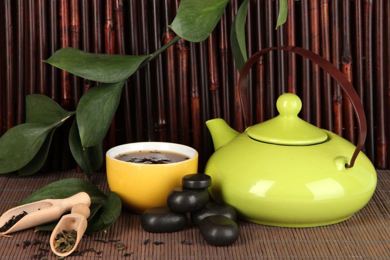绿色的茶壶和黄色茶杯