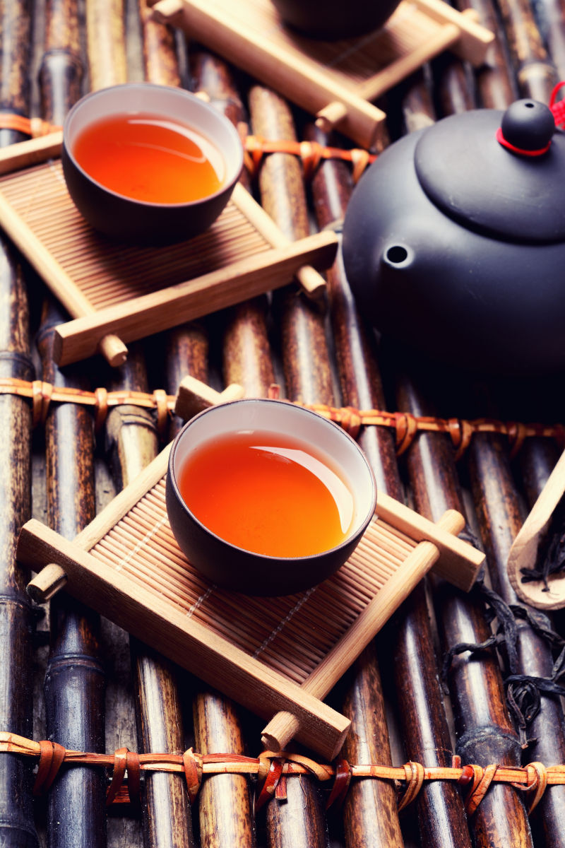茶壶和茶杯里的红茶