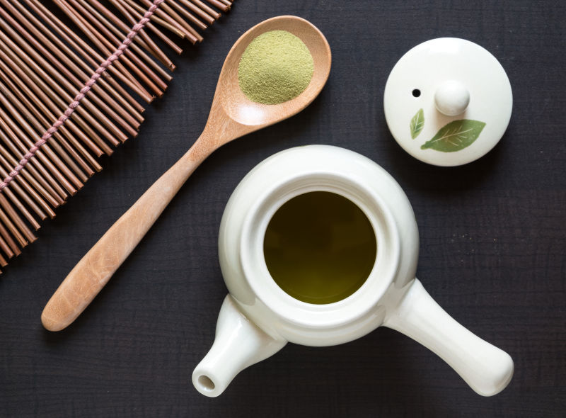 勺子里的绿茶和茶壶