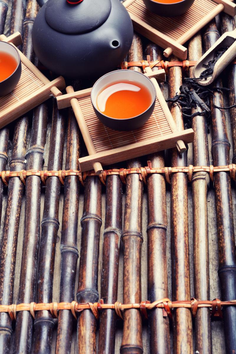 竹板上的茶具和红茶