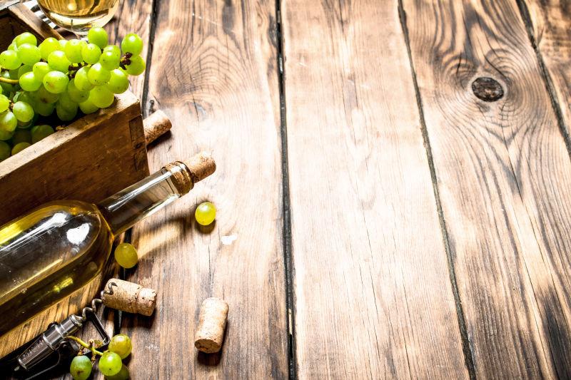 木桌上的葡萄和白葡萄酒