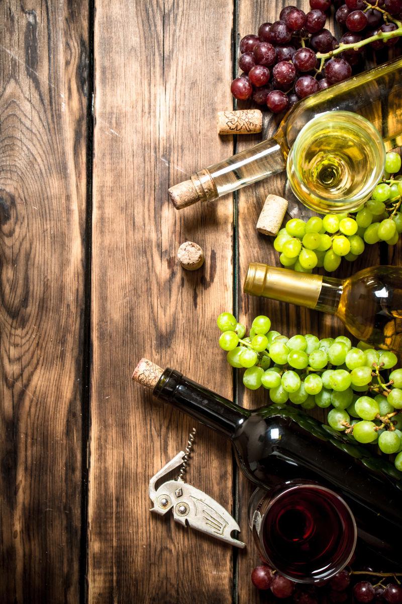 木板上的葡萄酒和葡萄