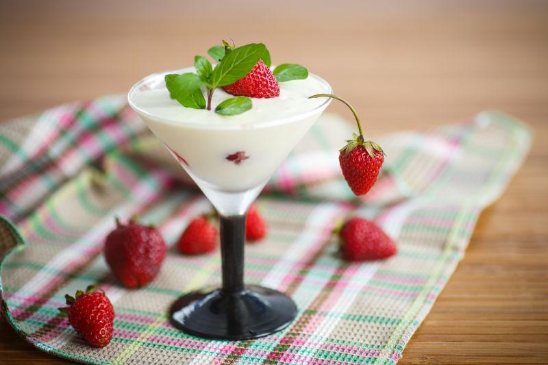 自制草莓果冻牛奶冰淇淋