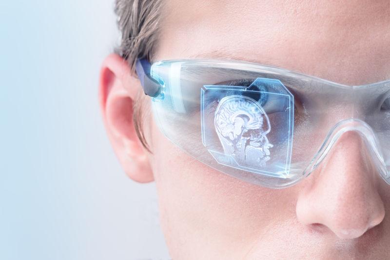 医生的科技眼镜上显示分析脑部扫描