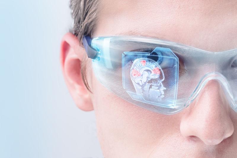 医生的科技眼镜显示大脑活动分析
