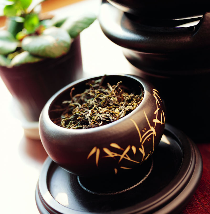 紫砂壶里的茶叶