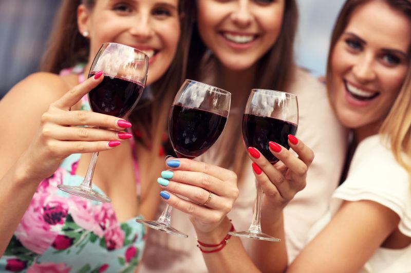 三个聚会端着红酒的女人