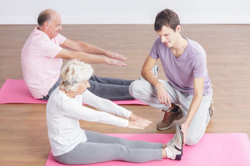 练习瑜伽健身的老夫妇和教练