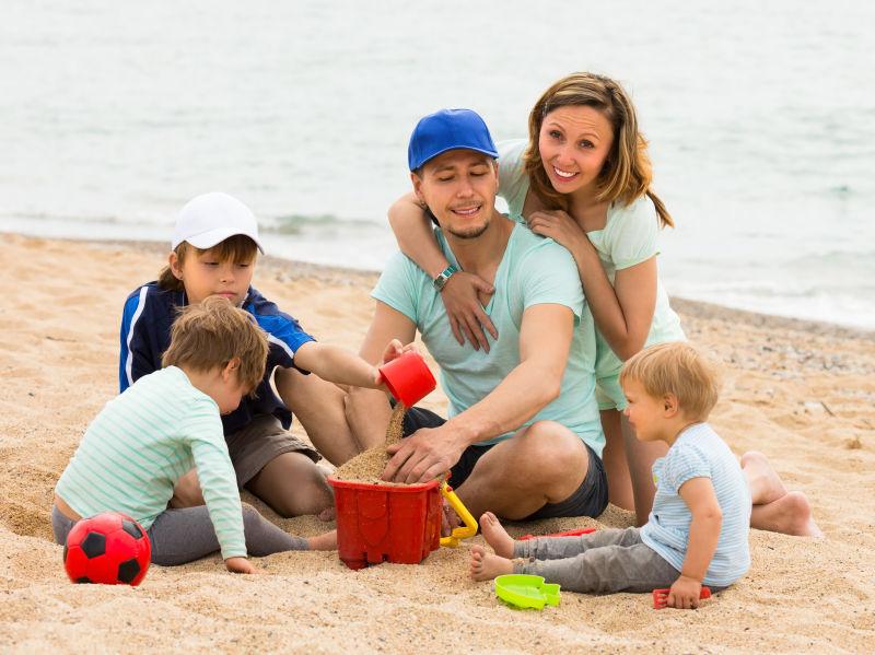 在海边度假的有三个孩子的父母