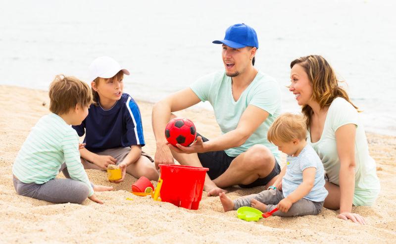 有孩子的幸福家庭在沙滩上度假
