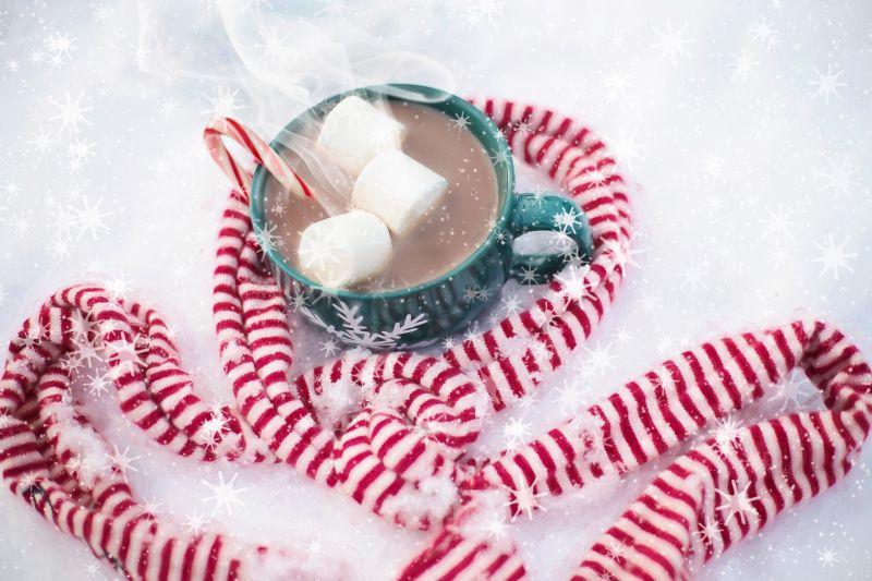 雪地里的热咖啡与棉花糖用围巾包围着