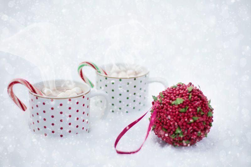 雪地里的热咖啡与棉花糖极其周围的红色圣诞节装饰品