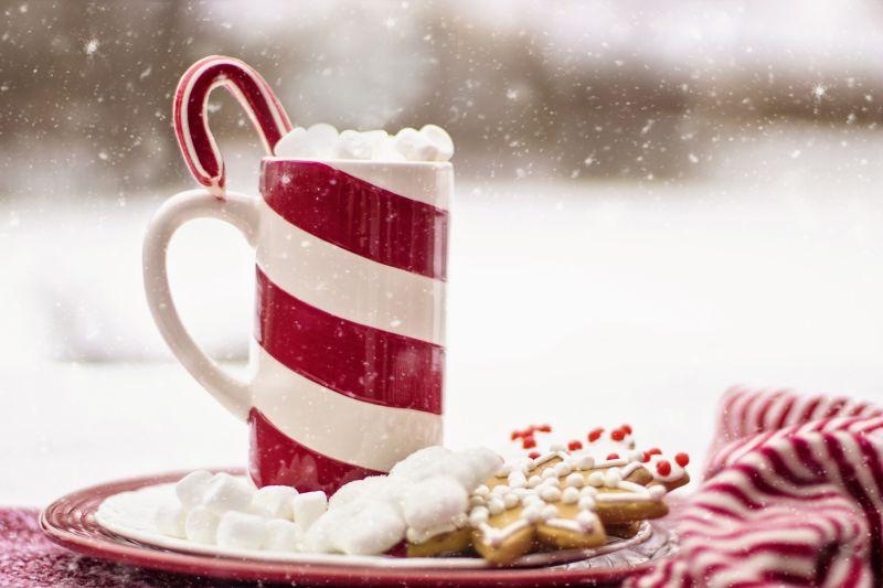圣诞节里的咖啡和棉花糖