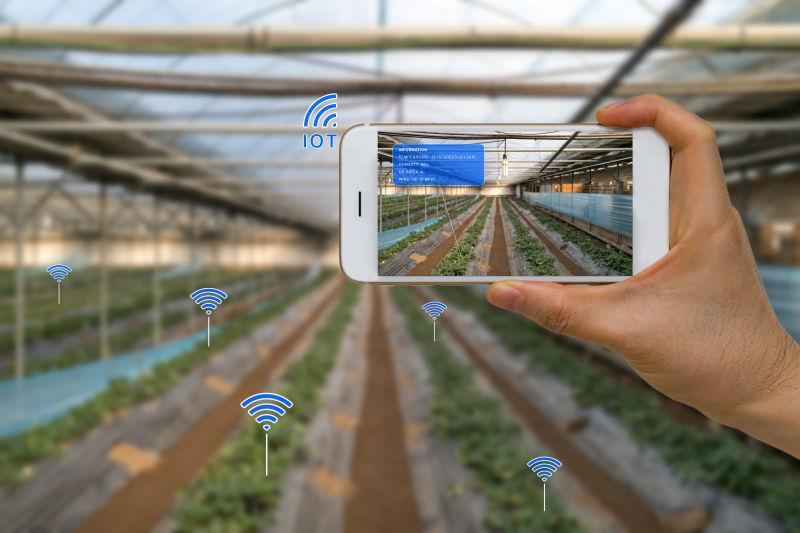 智能设备上的APP展示智能农耕概念