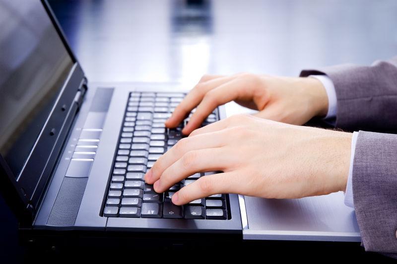 在键盘上打字的一双女人的手