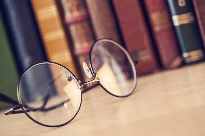图书背景前的老式眼镜