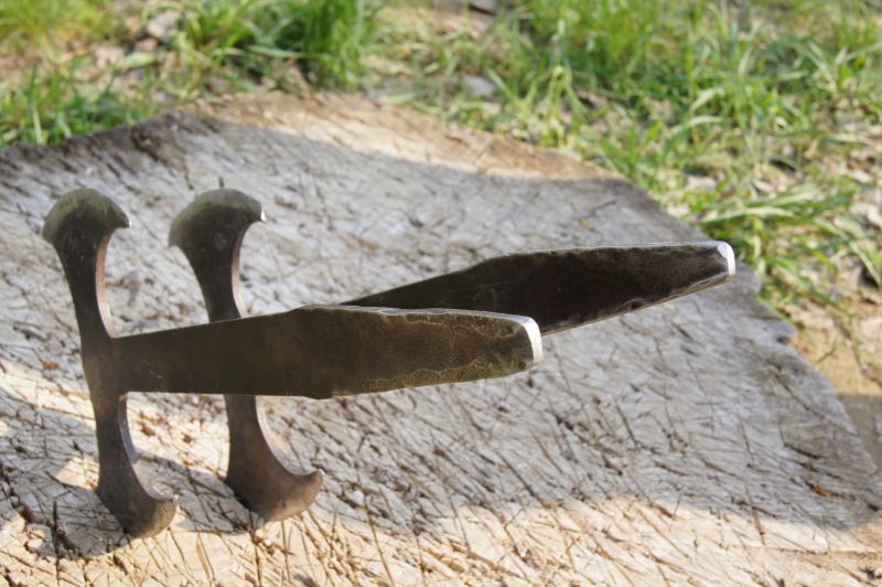 两把斧子卡在树木桩上