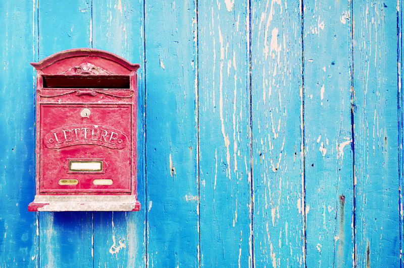 蓝色的木板与红色邮箱